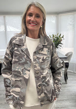 Load image into Gallery viewer, Cate camouflage jacket
