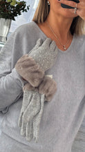Load image into Gallery viewer, Gloves diamante and faux fur
