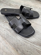 Load image into Gallery viewer, Hetti black flat sandal
