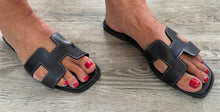Load image into Gallery viewer, Hetti black flat sandal
