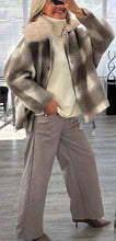 Load image into Gallery viewer, Jasmine fur collar jacket

