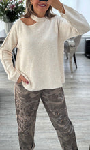 Load image into Gallery viewer, Kitty keyhole jumper
