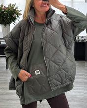 Load image into Gallery viewer, Quinn quilted pocket top
