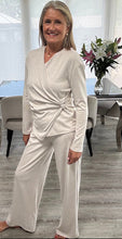 Load image into Gallery viewer, Wren soft wrap over set
